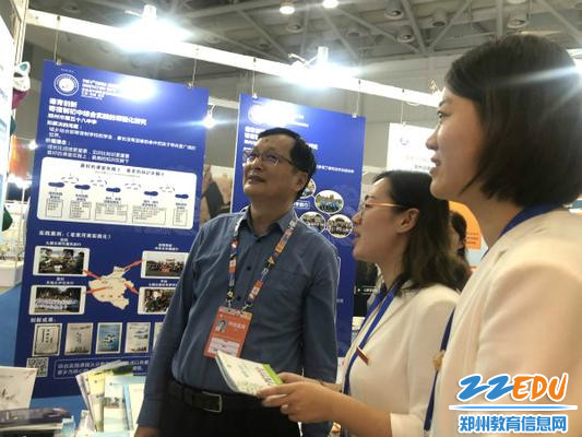 4.郑州高新区管委会社会事业局副局长李国林参观展台 4.郑州高新区管委会社会事业局副局长李国林参观展台