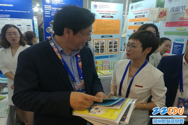 3河南省教育厅副厅巡视员朱自锋与秦璐璐老师交流 3河南省教育厅副厅巡视员朱自锋与秦璐璐老师交流