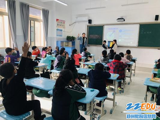 学生向大家说明分类垃圾桶 学生向大家说明分类垃圾桶