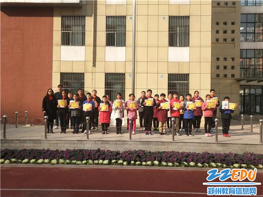 校领导与获奖学生合影 校领导与获奖学生合影