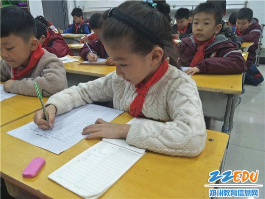 学生们认真作答 学生们认真作答