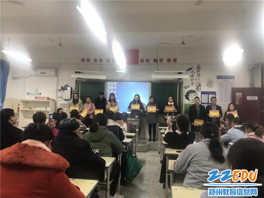 7六二班班主任张甜雨给“学习之星”的家长颁发奖状 7六二班班主任张甜雨给“学习之星”的家长颁发奖状