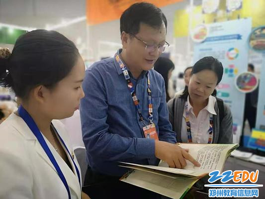8高新区社会事业局副局长李国林指导学校教育创新成果 8高新区社会事业局副局长李国林指导学校教育创新成果
