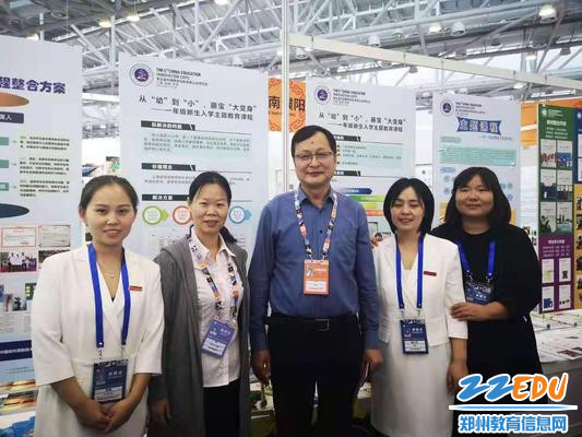 9李副局长和附小春藤路校区教师合影 9李副局长和附小春藤路校区教师合影