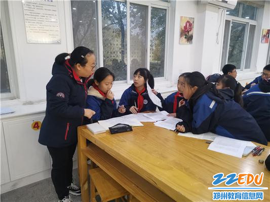 郑州47中模联社辅导教师薛晓娥对学生进行辅导