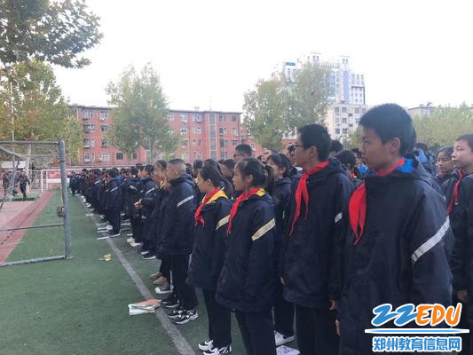 认真聆听演讲的学生们 认真聆听演讲的学生们