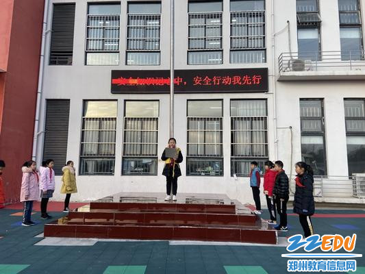 2019年11月25日惠济区南阳小学开展“安全知识及心中,安全行动我先行”主题升旗仪式2_调整大小 2019年11月25日惠济区南阳小学开展“安全知识及心中,安全行动我先行”主题升旗仪式2_调整大小