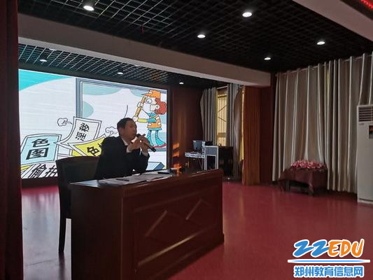 张卫东老师图文并茂,细致地给学生讲解关于“黄、赌、毒”的相关知识_调整大小 张卫东老师图文并茂,细致地给学生讲解关于“黄、赌、毒”的相关知识_调整大小