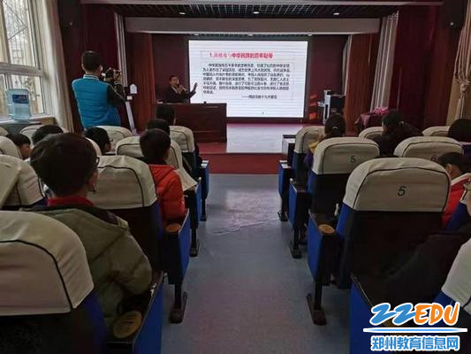 张卫东校长绘声绘色地解说,吸引了学生们的注意力。_调整大小 张卫东校长绘声绘色地解说,吸引了学生们的注意力。_调整大小