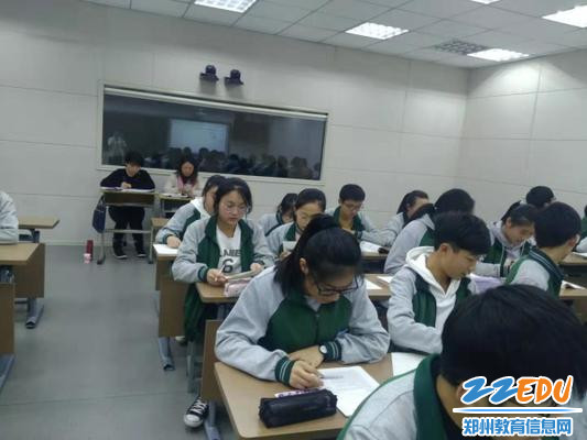 4.学生们听课 4.学生们听课