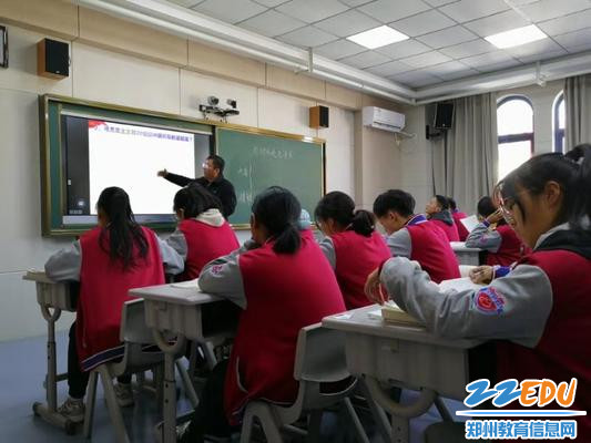 袁老师参与到学生的讨论中