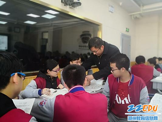 讲台上激情洋溢的述说
