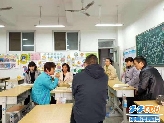 一一班王红霞老师与家长交流_调整大小 一一班王红霞老师与家长交流_调整大小