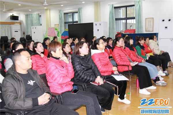 3.市实验幼儿园老师认真听取消防培训 3.市实验幼儿园老师认真听取消防培训