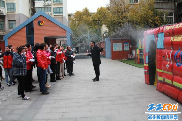 4.赵教官向老师们介绍消防逃生模拟演练装置进行“烟道逃生” 4.赵教官向老师们介绍消防逃生模拟演练装置进行“烟道逃生”