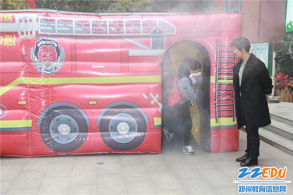 5.老师们通过“烟道逃生”消防逃生模拟演练 5.老师们通过“烟道逃生”消防逃生模拟演练