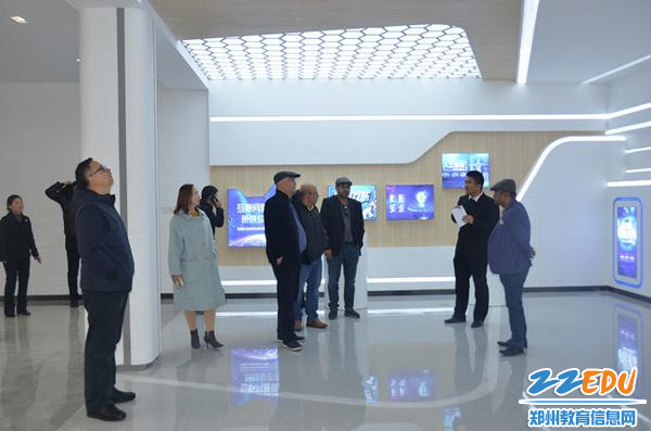 参观新零售店外互动中心 参观新零售店外互动中心