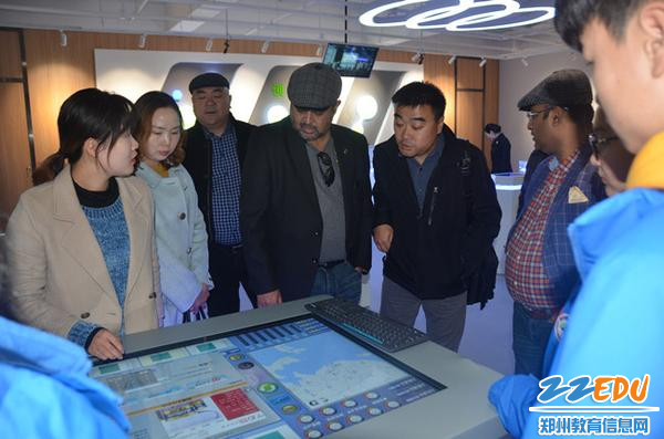 参观新零售店内营销展示 参观新零售店内营销展示