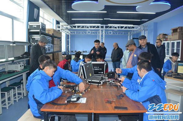 观看学生拆装无人机 观看学生拆装无人机