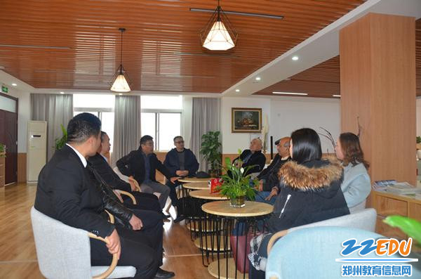 双方进行友好交流 双方进行友好交流