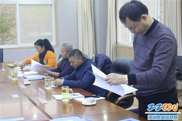 检查组认真查阅安全档案_副本 检查组认真查阅安全档案_副本