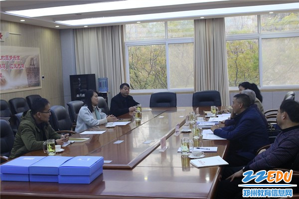 罗艳芳副校长向检查组汇报安全工作_副本 罗艳芳副校长向检查组汇报安全工作_副本