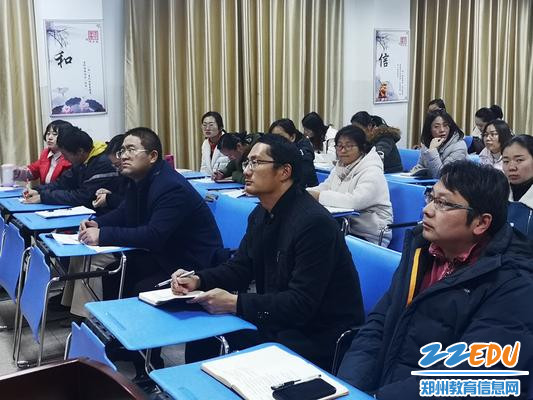 刘涛校长认真观看班主任基本功大赛_副本 刘涛校长认真观看班主任基本功大赛_副本