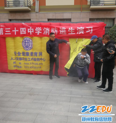 2学生进行帐篷模拟演练 2学生进行帐篷模拟演练