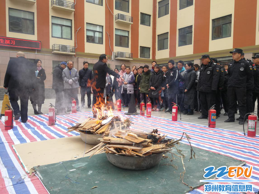 3专业人员进行灭火培训 3专业人员进行灭火培训