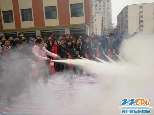 5师生一起使用灭火器灭火 5师生一起使用灭火器灭火