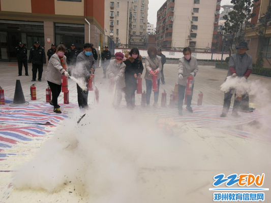 7物业人员学习灭火器的用法 7物业人员学习灭火器的用法