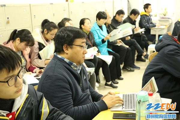 贾建英与语文组教师观课中_副本 贾建英与语文组教师观课中_副本