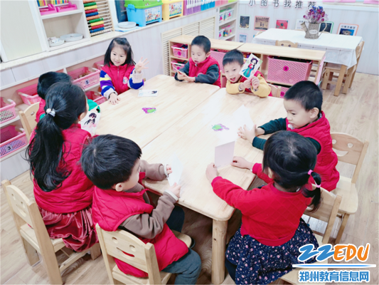 3。孩子们热烈讨论传统服饰和我们现代服饰的不同 3。孩子们热烈讨论传统服饰和我们现代服饰的不同