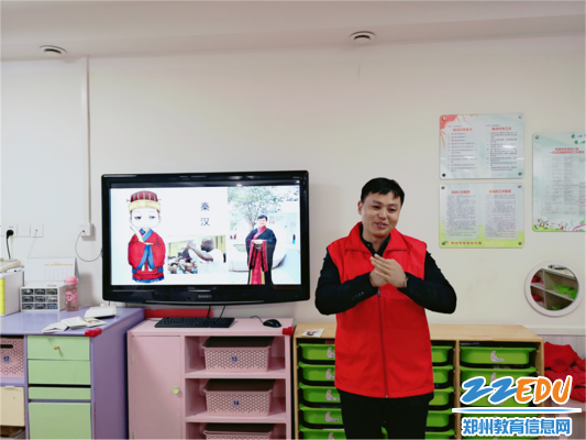 4。杨爸爸为孩子们讲解传统作揖礼 4。杨爸爸为孩子们讲解传统作揖礼