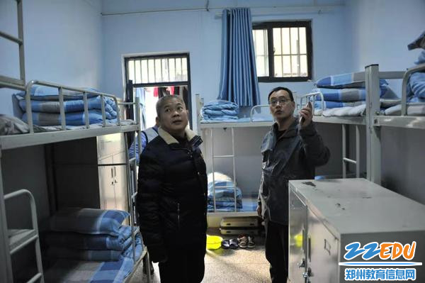 检查组对学生宿舍安全进行实地查看 检查组对学生宿舍安全进行实地查看