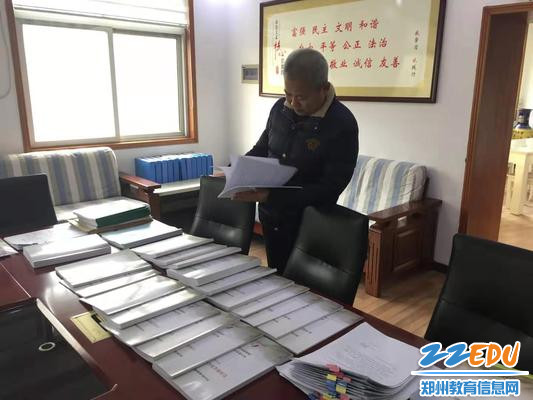 检查组翻阅学校“校园及周边安全建设年”活动档案资料 检查组翻阅学校“校园及周边安全建设年”活动档案资料