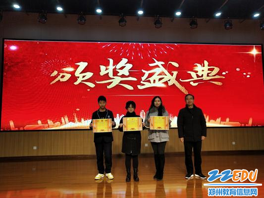 校长张广伟颁奖 校长张广伟颁奖