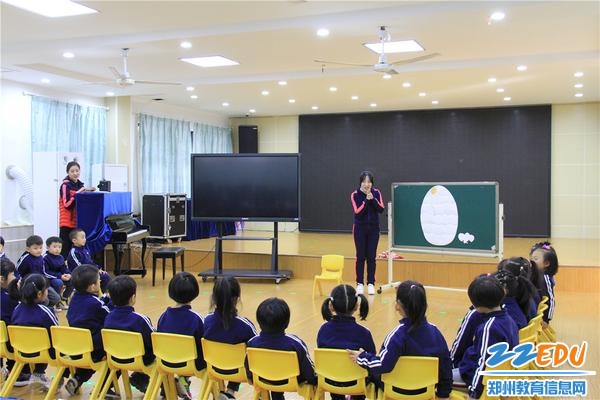 2.吴越老师带来的歌唱活动《小鸡出壳》 2.吴越老师带来的歌唱活动《小鸡出壳》