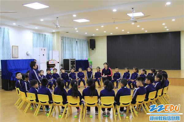 3.王双婷老师带来的音乐游戏《小鸡快跑》 3.王双婷老师带来的音乐游戏《小鸡快跑》