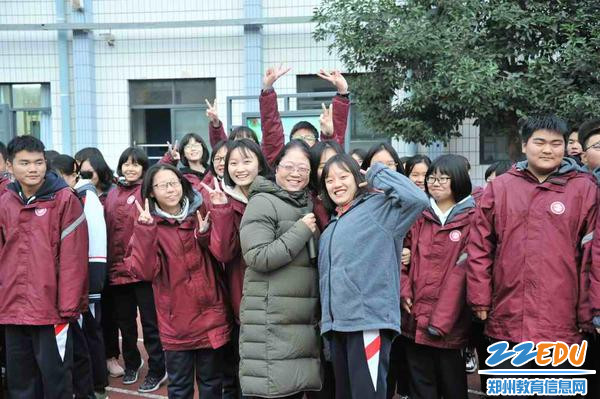 副校长孟慧娟和参赛学生在一起 副校长孟慧娟和参赛学生在一起