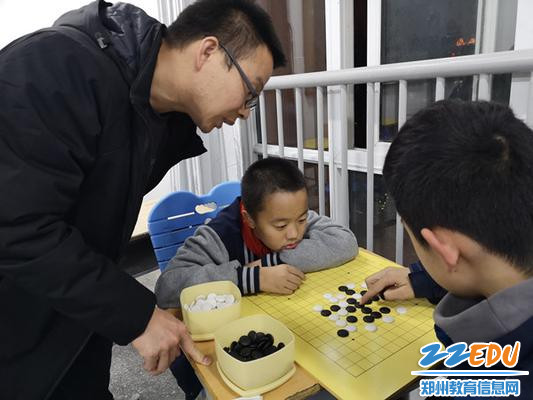 6姜林老师对下棋的孩子进行现场辅导_副本