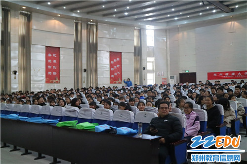 讲座生动有趣在场学生兴致盎然 讲座生动有趣在场学生兴致盎然