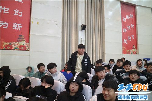 学生们积极回答问题 学生们积极回答问题