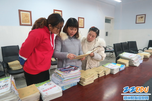 教导处主任和老师们进行交流_调整大小 教导处主任和老师们进行交流_调整大小