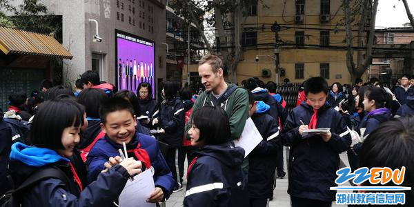 1.红十字生命救护志愿者在组织进行《预防艾滋 远离毒品》问卷调查 - 副本 1.红十字生命救护志愿者在组织进行《预防艾滋 远离毒品》问卷调查 - 副本