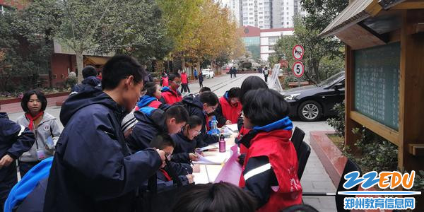 2.学生在认真填写《预防艾滋 远离毒品》调查问卷 - 副本 2.学生在认真填写《预防艾滋 远离毒品》调查问卷 - 副本