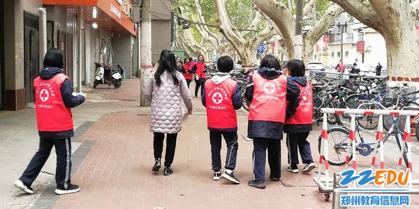 3.红十字生命救护志愿者在校园周边发放《关爱生命 遏制艾滋》知识手册 - 副本 3.红十字生命救护志愿者在校园周边发放《关爱生命 遏制艾滋》知识手册 - 副本