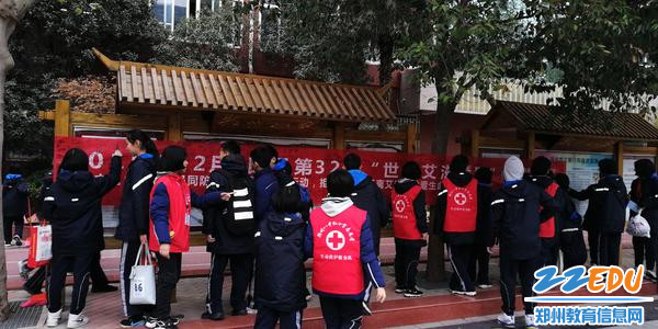 5.学生在进行预防艾滋远离毒品签名活动 - 副本 5.学生在进行预防艾滋远离毒品签名活动 - 副本