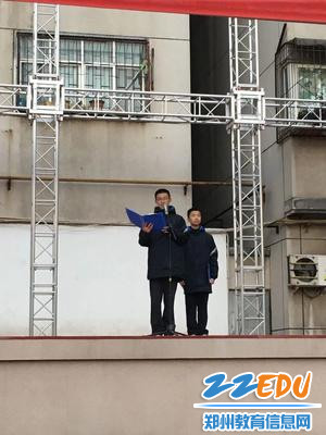 学生代表进行“强化安全意识,共建平安校园”的主题演讲 学生代表进行“强化安全意识,共建平安校园”的主题演讲