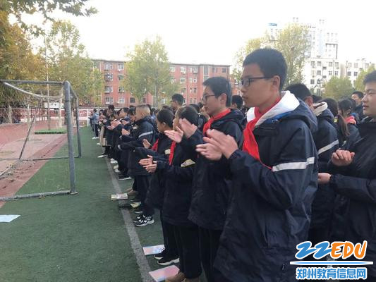 安全主题演讲很精彩,同学们报以热烈掌声 安全主题演讲很精彩,同学们报以热烈掌声